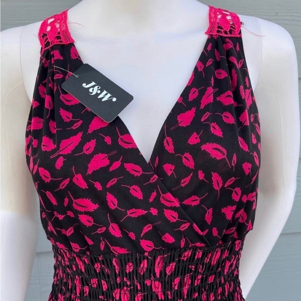 New Pink Women’s jumpsuit
size 12
Sleeveless
V neck style
Stretchy waist - Picture 6 of 8